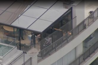 O ex-governador Cláudio Castro (de camisa preta e bermudas) acompanha os policiais federais em operação em seu apartamento, na Península, na Barra da Tijuca