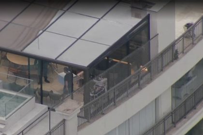 O ex-governador Cláudio Castro (de camisa preta e bermudas) acompanha os policiais federais em operação em seu apartamento, na Península, na Barra da Tijuca
