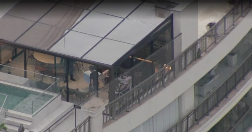 O ex-governador Cláudio Castro (de camisa preta e bermudas) acompanha os policiais federais em operação em seu apartamento, na Península, na Barra da Tijuca