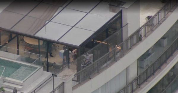 O ex-governador Cláudio Castro (de camisa preta e bermudas) acompanha os policiais federais em operação em seu apartamento, na Península, na Barra da Tijuca