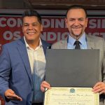Leonel de Esquerda entregando o título de cidadão honorário do Rio a Edinho Silva, presidente do PT