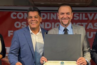 Leonel de Esquerda entregando o título de cidadão honorário do Rio a Edinho Silva, presidente do PT