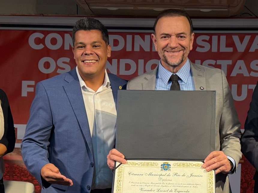 Leonel de Esquerda entregando o título de cidadão honorário do Rio a Edinho Silva, presidente do PT