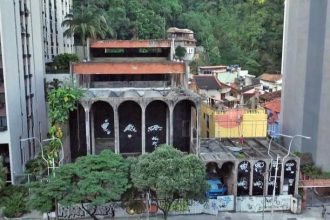 O Teatro Villa-Lobos, fechado desde o incêndio de 2011