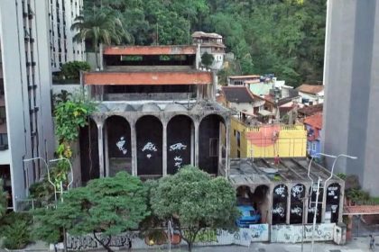 O Teatro Villa-Lobos, fechado desde o incêndio de 2011