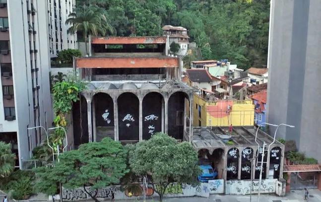 O Teatro Villa-Lobos, fechado desde o incêndio de 2011