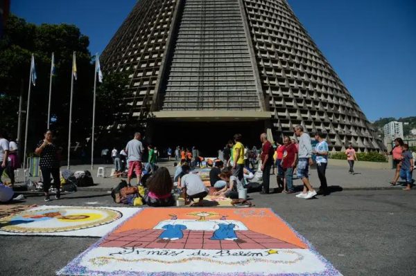 Corpus Christi e a tradição dos tapetes de sal diante da Catedral Metropolitana