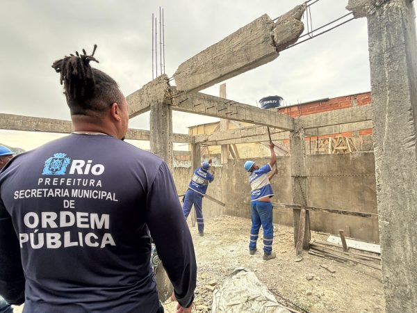 Seop realiza demolição de cinco construções irregulares na Estrada Grajaú-Jacarepaguá