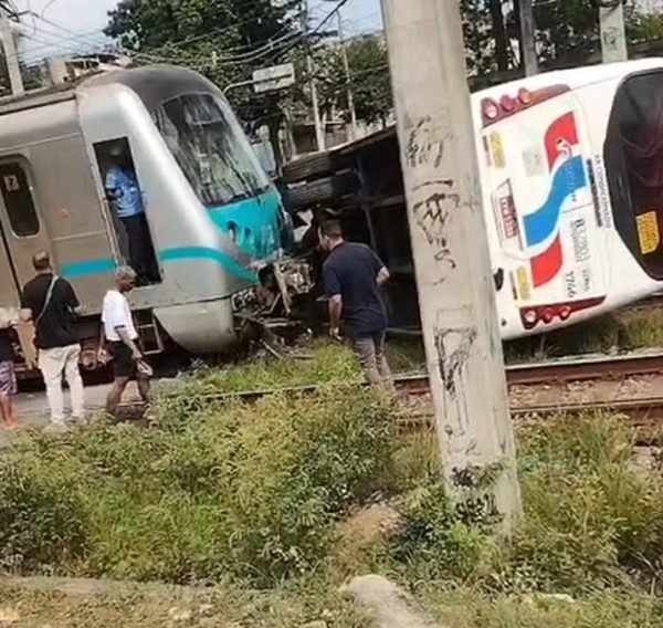 Um ônibus foi atingido por um trem durante uma passagem de nível em Costa Barros, na Zona Norte do Rio, nesta quinta-feira (14).