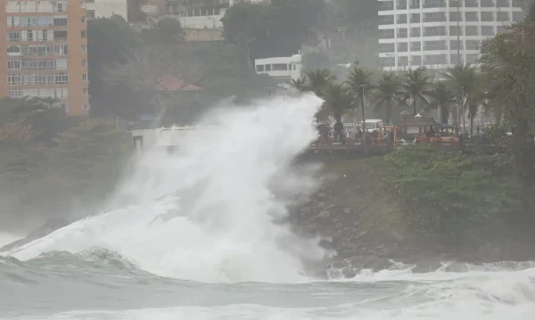 Marinha emite alerta de ressaca na orla do Rio com ondas de até 3 metros
