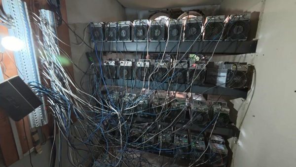 Polícia Civil encontra mineradora clandestina de bitcoin durante operação no Complexo do Lins