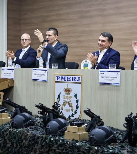 Douglas Ruas participa da entrega de mais de 900 fuzis e novos equipamentos para a corporação