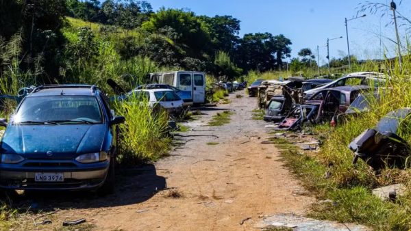 Detran-RJ fecha um dos maiores ferros-velhos do estado, que funcionava em motel desativado no Sul Fluminense