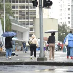 Sábado de sol, domingo de chuva: primeira onda de frio do ano traz chuva e queda de temperatura ao Rio no Dia das Mães