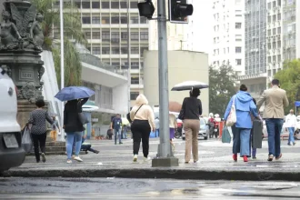 Sábado de sol, domingo de chuva: primeira onda de frio do ano traz chuva e queda de temperatura ao Rio no Dia das Mães