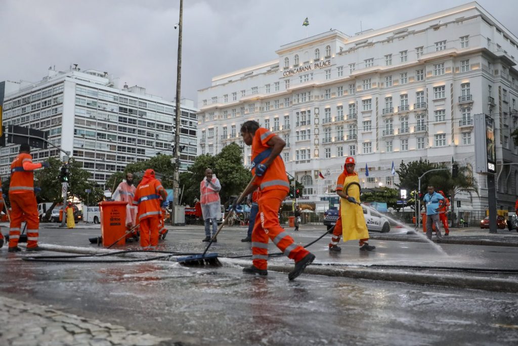 Prefeitura remove 362 toneladas de lixo após show em Copacabana; Seop prende homem que vendeu ingresso falso a R$ 1,5 mil