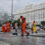 garis atuam na limpeza de via em Copacabana após show da Shakira