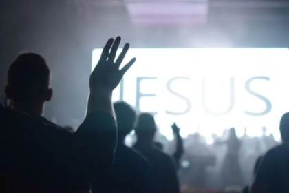 Imagem de pessoas com as mãos para o alto em uma igreja evangélica