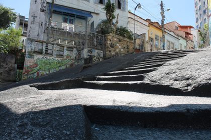 Mais de 70 imóveis vão a leilão na Pedra do Sal, no Centro do Rio; expectativa é movimentar R$ 33 milhões