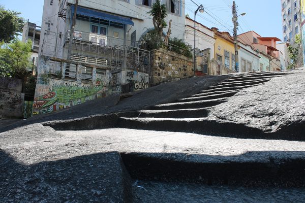 Mais de 70 imóveis vão a leilão na Pedra do Sal, no Centro do Rio; expectativa é movimentar R$ 33 milhões