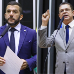 Foto dividida entre Carlos Jordy e Sóstenes Cavalcanti em plenário da Câmara Federal