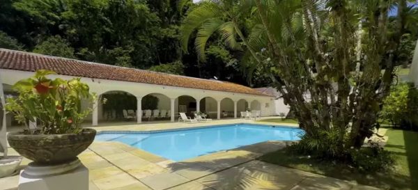 Prefeitura do Rio pede bloqueio de mansão de Renato Aragão no Recreio por dívida de IPTU; imóvel está à venda por R$ 18 milhões