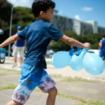 Menino com Transtorno do Espectro Autista (TEA); crianças atípicas