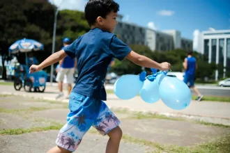 Menino com Transtorno do Espectro Autista (TEA); crianças atípicas