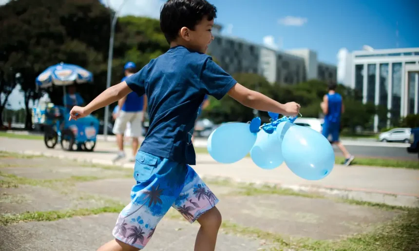 Menino com Transtorno do Espectro Autista (TEA); crianças atípicas