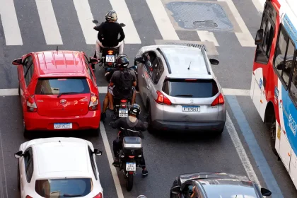 Motocicletas na pista no Rio; veículos são tema de ação do Detran-RJ