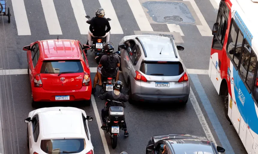 Motocicletas na pista no Rio; veículos são tema de ação do Detran-RJ