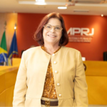 Foto de Viviane Tavares Henriques posando em sessão no MPRJ