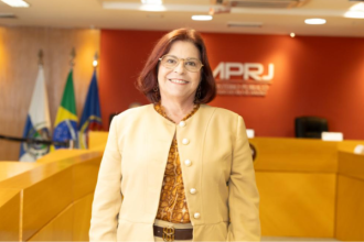 Foto de Viviane Tavares Henriques posando em sessão no MPRJ