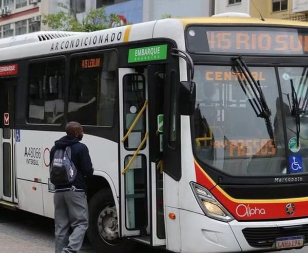 Nova reunião entre rodoviários e empresas de ônibus do Rio termina sem acordo; paralisação da categoria não está descartada 51 Extinção do pagamento em dinheiro nos ônibus municipais foi adiada