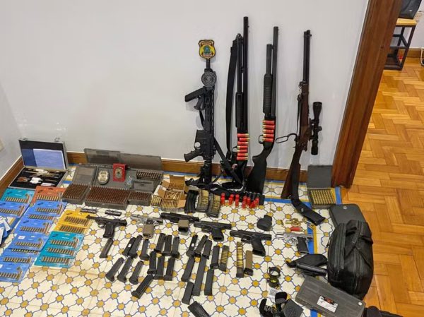 PF prende em flagrante homem que se apresentava como agente de ‘Polícia Judicial’ durante operação contra compra ilegal de armas no Rio