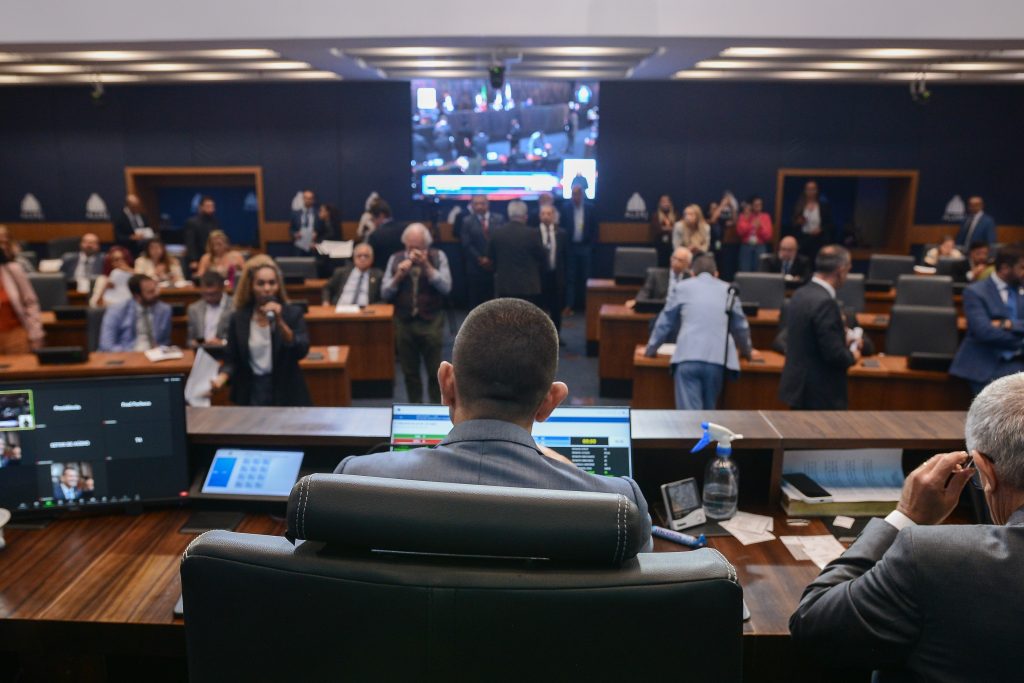 Projeto que obriga criação de novos banheiros para pessoas trans recebe 35 emendas e sai de pauta na Alerj