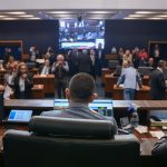 Deputados discutem projeto que obriga a criação de banheiros exclusivos para pessoas trans