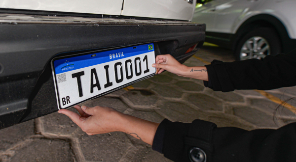 placa de carro após detecção de clonagem de veículos
