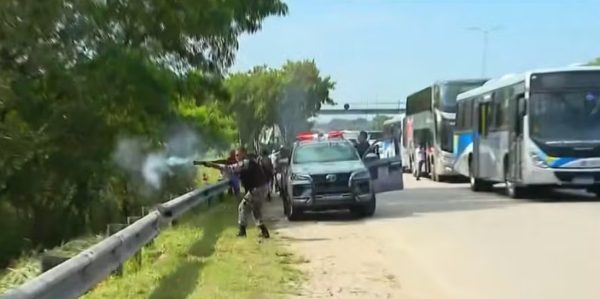 Manifestantes tentam bloquear BR-101 após morte de pedreiros no Jardim Catarina, em São Gonçalo; PM reage com balas de borracha