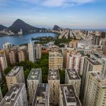 Vista aérea de prédios no Rio de Janeiro, que podem ser utilizados como Airbnb