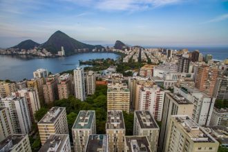Vista aérea de prédios no Rio de Janeiro, que podem ser utilizados como Airbnb