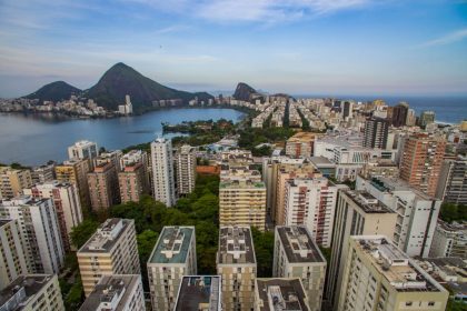 Vista aérea de prédios no Rio de Janeiro, que podem ser utilizados como Airbnb
