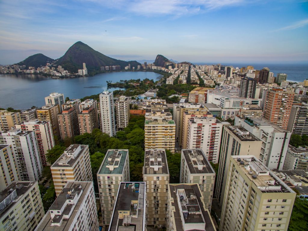 Vista aérea de prédios no Rio de Janeiro, que podem ser utilizados como Airbnb