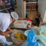 Agentes do Procon encontrando alimentos vencidos em supermercado