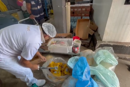 Agentes do Procon encontrando alimentos vencidos em supermercado