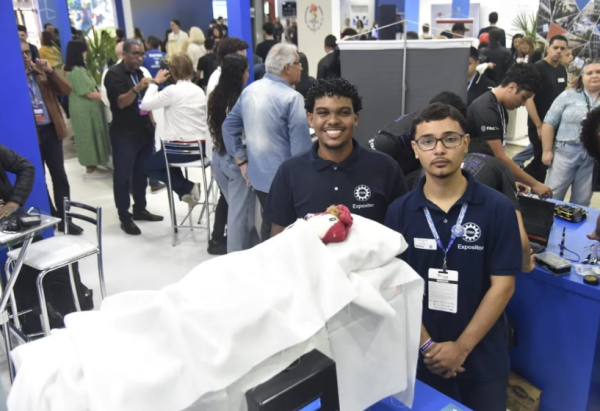 projeto de maca feito por alunos da Faetec de Niterói