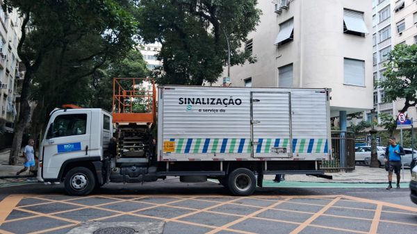 Queda de semáforo na esquina das ruas Bulhões de Carvalho e Joaquim Nabuco deixa uma pessoa ferida em Copacabana