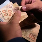 dinheiro do pagamento da recomposição salarial