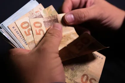 dinheiro do pagamento da recomposição salarial
