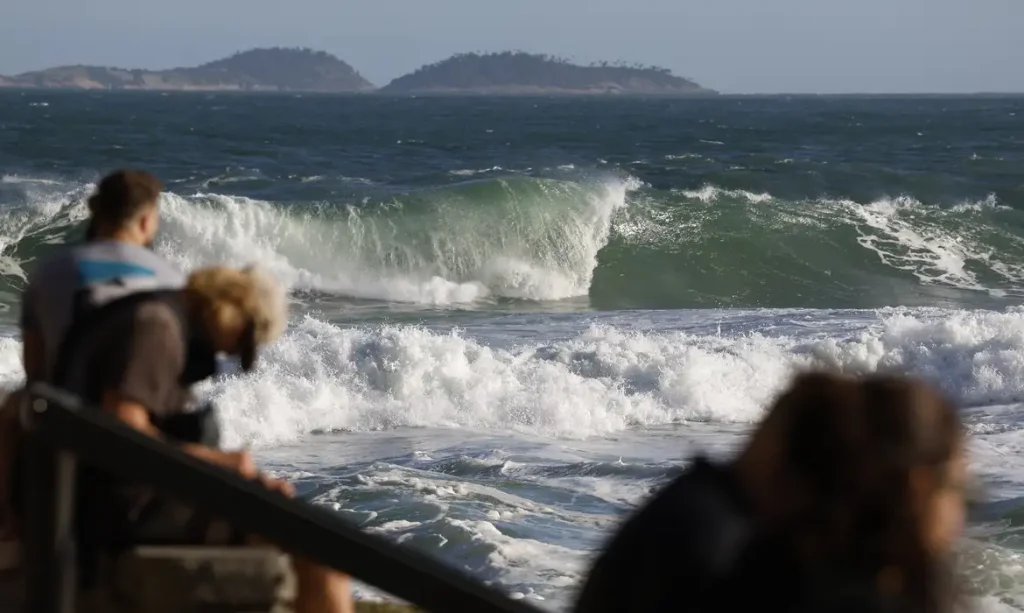 Marinha emite alerta de ressaca no Rio com ondas de até 3 metros entre domingo (03) e terça (05)